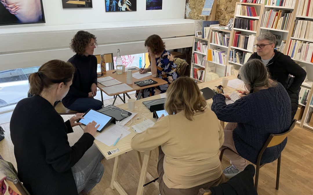 Atelier d'écriture pour adultes dans le cadre de Ephémère à travers le temps, une programmation de Calopsitte au Vidéodrome 2 avec des lectures/performance de Sophie Coiffier et Frédéric Dumond