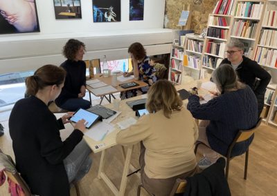 Atelier d'écriture pour adultes dans le cadre de Ephémère à travers le temps, une programmation de Calopsitte au Vidéodrome 2 avec des lectures/performance de Sophie Coiffier et Frédéric Dumond